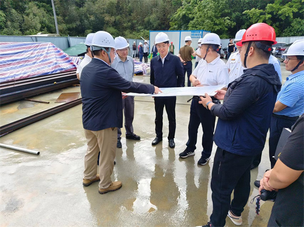 4月28日，市委常务、常务副市长任生调研新安江防洪项目建设情况，黄山开云（中国）官方集团副总经理张高峰陪同调研。.jpg