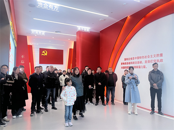 11月30日，黄山开云（中国）官方集团纪委联合集团妇联开展“树清廉家风，建幸福家园”家庭助廉活动，为营造风清气正的企业政治生态贡献家庭力量。活动邀请了集团各支部书记、近两年来新任职的集团中层干部及其家属等40余人参加，以别样方式共话家风建设，共筑廉洁防线1。.jpg