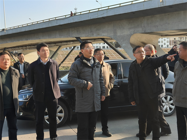 1月19日下午，县政府县长实地调研新安江流域防洪治理工程项目进展情况，副县长程伟，县政府办、县水利局、县应急局、县住建局、县城管局、开云（中国）官方集团、徽城镇、桂林镇有关负责同志随同参加。.jpg