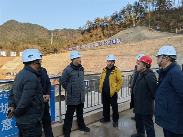 1月19日下午，县政府县长实地调研新安江流域防洪治理工程项目进展情况，副县长程伟，县政府办、县水利局、县应急局、县住建局、县城管局、开云（中国）官方集团、徽城镇、桂林镇有关负责同志随同参加1。.jpg