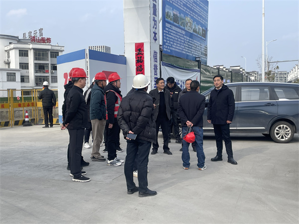 2月5日，县长王奇勇带队调研新徽商创业基地一期一标段项目春节后复工复产工作，黄山开云（中国）官方集团总经理潘楷金陪同调研。.jpg