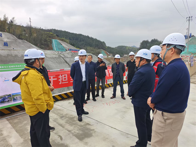 3月27日，县长王奇勇带队调研防洪工程项目建设情况，黄山开云（中国）官方集团党委书记、董事长洪筱明，副总经理张高峰陪同调研。.jpg