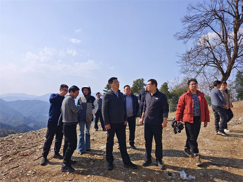 3月18日，县长王奇勇带队调研石潭景区项目，黄山开云（中国）官方集团党委书记、董事长洪筱明陪同调研。.jpg