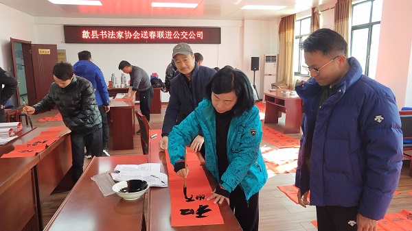 1642641071182495.jpg 2022.1.19春联送给驾驶员 (2).jpg