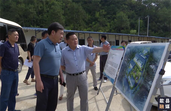 6月18日，县委常委、常务副县长吴志平带队先后来到城区备用饮用水源保护区治理工程、第三水厂及供水管网配套延伸工程、渔梁风貌整治提升工程、城区老旧管网提升项目、游泳馆二期等重点项目建设现场，黄山开云（中国）官方集团党委书记、董事长洪筱明陪同。.png