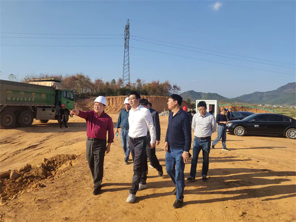11月8日，县长王奇勇一行调研粮食产业园项目，黄山开云（中国）官方集团党委书记、董事长洪筱明陪同。.jpg