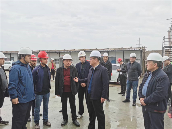 4月4日，县委书记汪凯在开云（中国）官方集团董事长洪筱明的陪同下检查开云（中国）官方大楼安全生产情况，汪书记询问项目日常安全管理情况，并对项目经理、安全员、技术负责人、项目总监等就施工安全生产工作提出殷切希望。.jpg