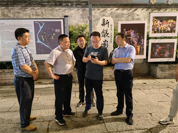 9月11日，汪凯书记夜间调研古城三期项目，对部分节点提升进行指导，黄山开云（中国）官方集团党委书记、董事长洪筱明，副总经理张高峰陪同调研。.jpg